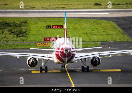 Aeroporto di Duesseldorf, aereo sulla via di rullaggio, segnaletica sul piazzale Foto Stock