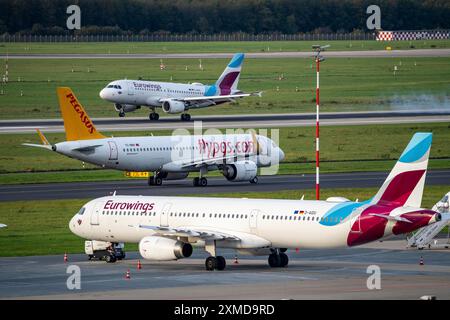 Aeroporto di Duesseldorf, Eurowings Airbus A319-100 all'atterraggio, Pegasus Airline, Airbus A321neo sulla strada di rullaggio, Eurowings Airbus in posizione di parcheggio Foto Stock