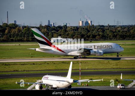 Aeroporto di Duesseldorf, Emirates Airbus A380-800 decollo, sullo sfondo le acciaierie HKM di Duisburg Foto Stock