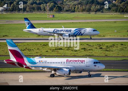 Aeroporto di Duesseldorf, Airbus A321neo Egitttair al decollo, Airbus A319 Eurowings sulla strada di rullaggio Foto Stock