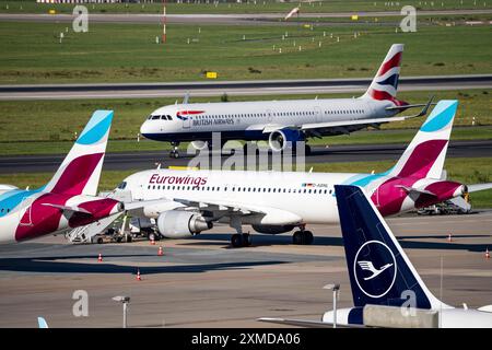 Duesseldorf Airport, British Airways Airways, dopo l'atterraggio sulla strada di rullaggio, Eurowings in posizione di parcheggio Nord Renania-Vestfalia, Germania Foto Stock