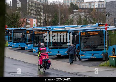 Cartellone pubblicitario WSW per i nuovi conducenti di autobus, parcheggio per autobus, durante le pause, sopra la stazione centrale degli autobus, autobus WSW, presso la ferrovia principale Foto Stock