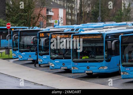 Cartellone pubblicitario WSW per i nuovi conducenti di autobus, parcheggio per autobus, durante le pause, sopra la stazione centrale degli autobus, autobus WSW, presso la ferrovia principale Foto Stock