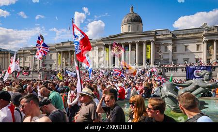 Londra, Regno Unito. 27 luglio 2024. Migliaia di sostenitori di Tommy Robinson, vero nome Stephen Yaxley-Lennon, hanno marciato dalla Royal Courts of Justice e sono ora riuniti per un raduno a Trafalgar Square, nel centro di Londra. Molti hanno portato bandiere Union Jack e St George's Cross o indossano i colori Union Jack. Crediti: Imageplotter/Alamy Live News Foto Stock