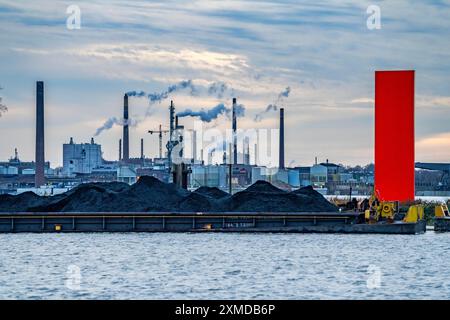 Alluvione sul Reno vicino a Duisburg, le navi mercantili sono ormeggiate nel canale del porto, scenario industriale della Venator Deutschland GmbH ex Sachtleben Foto Stock