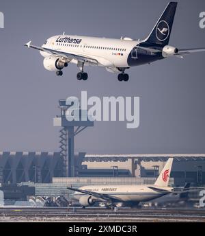 Airbus A319-100 di Lufthansa in avvicinamento all'aeroporto di Francoforte fra, torre di controllo del traffico aereo, Fraport, in inverno, Assia, Germania Foto Stock