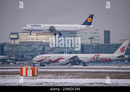 Airbus A321-200 di Lufthansa in avvicinamento all'aeroporto fra di Francoforte, Air China, edificio del terminal, Fraport, in inverno, Assia, Germania Foto Stock