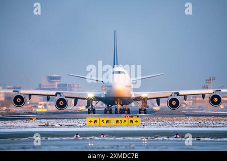 Lufthansa Boeing 747-8, sulla via di rullaggio per Runway West, Francoforte Aeroporto fra, Fraport, in inverno, Assia, Germania Foto Stock