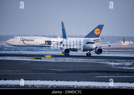 Lufthansa Boeing 747-8, Discover Airbus A320-200, sulla strada per Runway West, Francoforte Aeroporto fra, Fraport, in inverno, Hesse, Germania Foto Stock