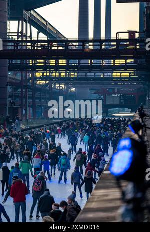 Pista di pattinaggio su ghiaccio presso la cokeria Zollverein, sito patrimonio dell'umanità dell'UNESCO di Zollverein, Essen, Germania Foto Stock