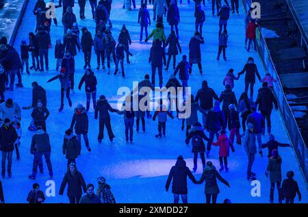 Pista di pattinaggio su ghiaccio presso la cokeria Zollverein, sito patrimonio dell'umanità dell'UNESCO di Zollverein, Essen, Germania Foto Stock