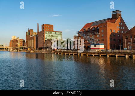 Il porto interno, a Duisburg, l'edificio Kueppersmuehle, e Werhahn-Muehle, granaio con il Museo per bambini Explorado, l'edificio Faktorei 21, a destra Foto Stock