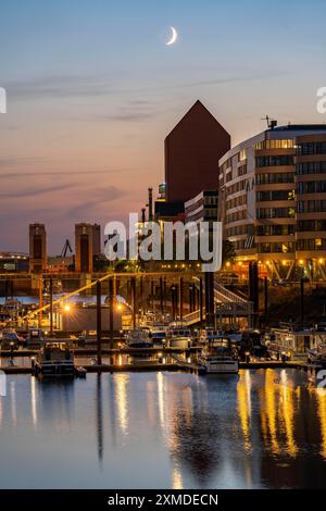 Porto interno, Duisburg, Torre dell'Archivio di Stato Renania settentrionale-Vestfalia, Renania settentrionale-Vestfalia, Germania Foto Stock