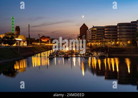 Il porto interno, Duisburg, la Torre degli Archivi di Stato della Renania settentrionale-Vestfalia, Stadtwerketurm, illuminato in verde, Renania settentrionale-Vestfalia, Germania Foto Stock