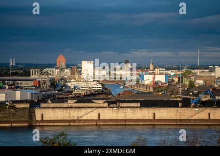 Porti di Duisburg, Rheinkai Nord, porto esterno, dietro il centro della città con porto interno, torre archivio dell'Archivio di Stato del Nord Foto Stock