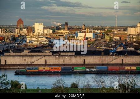 Porti di Duisburg, Rheinkai Nord, porto esterno, dietro il centro della città con porto interno, torre archivio dell'Archivio di Stato del Nord Foto Stock