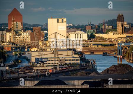 Porti di Duisburg, Rheinkai Nord, porto esterno, dietro il centro della città con porto interno, torre archivio dell'Archivio di Stato del Nord Foto Stock