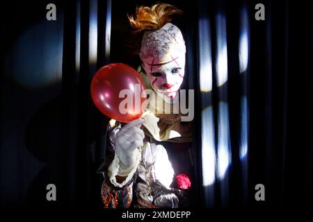 Kathmandu, Nepal. 27 luglio 2024. Una persona vestita da Pennywise, il clown del film "IT", guarda dal backstage davanti a una performance l'ultimo giorno della Mela creatrice dell'ambasciata degli Stati Uniti a Kathmandu. (Foto di Skanda Gautam/SOPA Images/Sipa USA) credito: SIPA USA/Alamy Live News Foto Stock