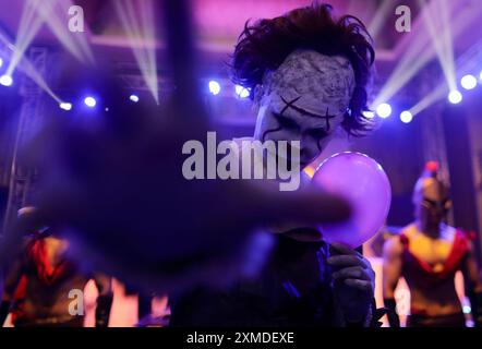 Kathmandu, Nepal. 27 luglio 2024. Una persona vestita da Pennywise, il clown del film ''IT, '' si esibisce sul palco l'ultimo giorno del Creator's Mela dell'Ambasciata degli Stati Uniti a Kathmandu. (Credit Image: © Skanda Gautam/SOPA Images via ZUMA Press Wire) SOLO PER USO EDITORIALE! Non per USO commerciale! Foto Stock