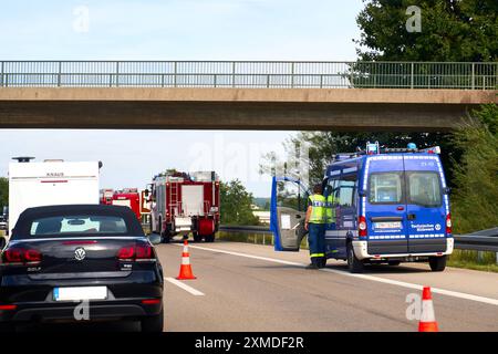 Autobahn A96, Baviera, Germania - 26 luglio 2024: veicoli di emergenza della THW e dei vigili del fuoco sono in azione in un incidente stradale sull'autostrada A96 tra Erkheim e Mindelheim per proteggere il sito dell'incidente e fornire assistenza **** Einsatzfahrzeuge des THW und der Feuerwehr sind bei einem Verkehrsunfall auf der Autobahn A96 zwischen Erkheim und Mindelheim im Einsatz, um die Unfallstelle zu sichern und Hilfe zu leisten Foto Stock