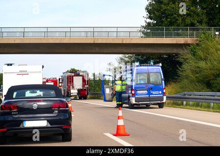 Autobahn A96, Baviera, Germania - 26 luglio 2024: veicoli di emergenza della THW e dei vigili del fuoco sono in azione in un incidente stradale sull'autostrada A96 tra Erkheim e Mindelheim per proteggere il sito dell'incidente e fornire assistenza **** Einsatzfahrzeuge des THW und der Feuerwehr sind bei einem Verkehrsunfall auf der Autobahn A96 zwischen Erkheim und Mindelheim im Einsatz, um die Unfallstelle zu sichern und Hilfe zu leisten Foto Stock