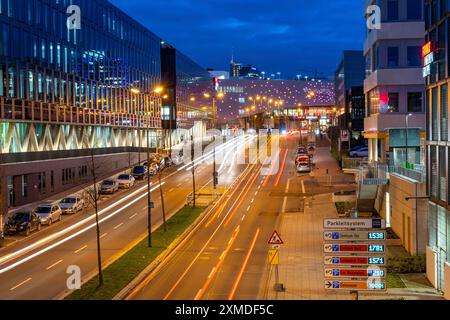 Essen, centro città, Segerothstrasse, centro commerciale Limbecker Platz, casa editrice Funke Mediengruppe, sinistra, Essen, Renania settentrionale-Vestfalia Foto Stock