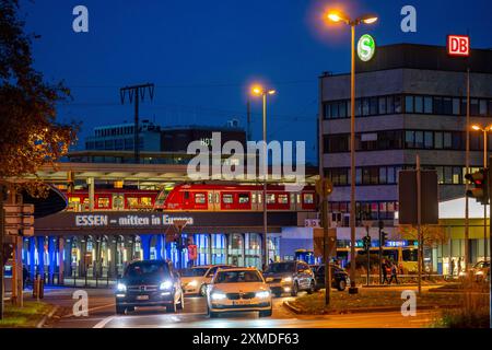 Centro di Essen, stazione ferroviaria principale, Freiheit Street, Renania settentrionale-Vestfalia, Germania Foto Stock