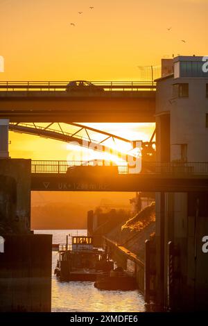 Ponti stradali sul bacino del porto esterno nel porto del Reno di Duisburg, am Brink, sopra, Marientorstrasse, sotto, Duisburg, Renania settentrionale-Vestfalia Foto Stock