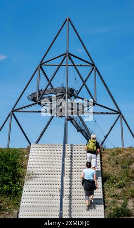 Discesa, salita per le scale fino allo slagheap di Beckstrasse, Tetraeder slagheap, escursionista, camminatore, Bottrop, Germania Foto Stock