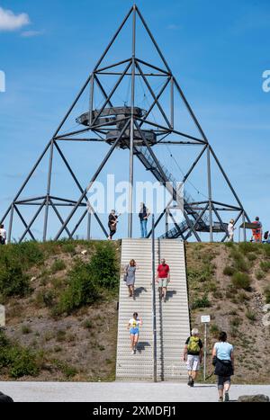 Discesa, salita per le scale fino allo slagheap di Beckstrasse, Tetraeder slagheap, escursionista, camminatore, Bottrop, Germania Foto Stock