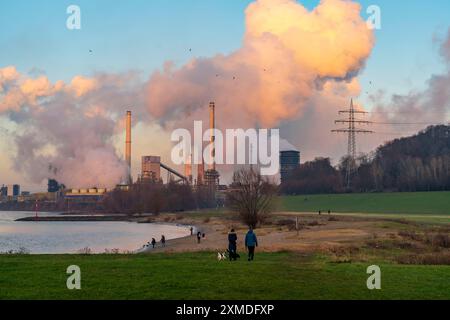 Acciaierie ThyssenKrupp a Duisburg-Bruckhausen, scarico del pennacchio di Schwelgern, camino della pianta di sinterizzazione, fiume Reno Foto Stock