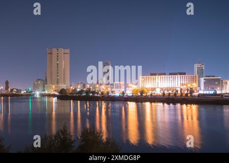 Vista notturna di al Balad, centro città di Jeddah dal lago Arbaeen Foto Stock