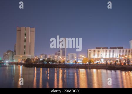Vista notturna di al Balad, centro città di Jeddah dal lago Arbaeen Foto Stock