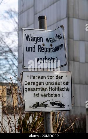 Cortile del garage di un edificio residenziale, cartelli indicanti il divieto di lavaggio e riparazione di automobili, divieto di parcheggio, Duisburg, Renania settentrionale-Vestfalia Foto Stock
