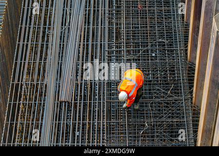 Lavori sulla rete di acciaio della fondazione del nuovo ponte Karl Lehr nel porto di Duisburg-Ruhrort, sulla Ruhr e sul canale portuale, importante Foto Stock