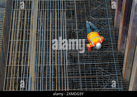 Lavori sulla rete di acciaio della fondazione del nuovo ponte Karl Lehr nel porto di Duisburg-Ruhrort, sulla Ruhr e sul canale portuale, importante Foto Stock