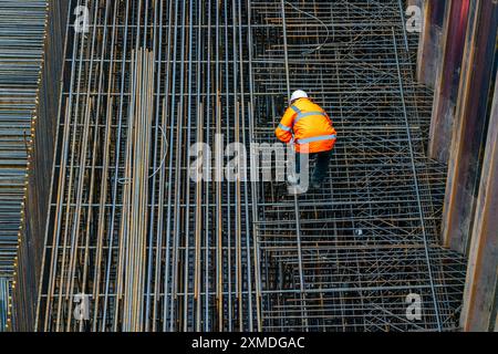 Lavori sulla rete di acciaio della fondazione del nuovo ponte Karl Lehr nel porto di Duisburg-Ruhrort, sulla Ruhr e sul canale portuale, importante Foto Stock