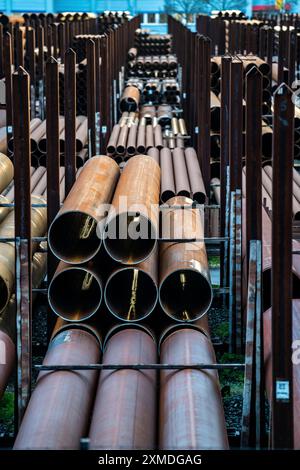 Magazzino per tubi in acciaio nel porto di Duisburg, tubi in acciaio di vari diametri, Renania settentrionale-Vestfalia, Germania Foto Stock