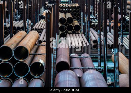 Magazzino per tubi in acciaio nel porto di Duisburg, tubi in acciaio di vari diametri, Renania settentrionale-Vestfalia, Germania Foto Stock