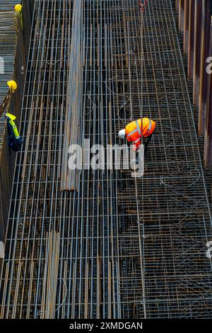 Lavori sulla rete di acciaio della fondazione del nuovo ponte Karl Lehr nel porto di Duisburg-Ruhrort, sulla Ruhr e sul canale portuale, importante Foto Stock