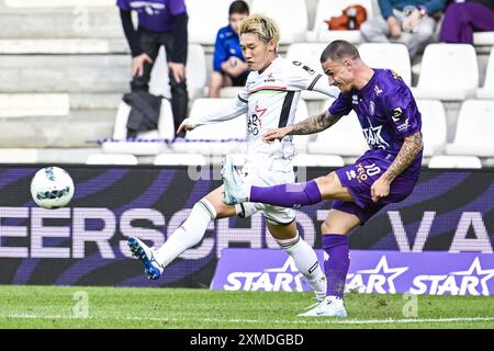 Anversa, Belgio. 27 luglio 2024. Takahiro Akimoto dell'OHL e Thibaud Verlinden del Beerschot in azione durante una partita di calcio tra Beerschot va e OH Leuven, sabato 27 luglio 2024 ad Anversa, il giorno di apertura della stagione 2024-2025 della prima divisione del campionato belga 'Jupiler Pro League'. BELGA PHOTO TOM GOYVAERTS credito: Belga News Agency/Alamy Live News Foto Stock