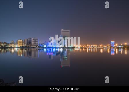Vista notturna di al Balad, centro città di Jeddah dal lago Arbaeen Foto Stock