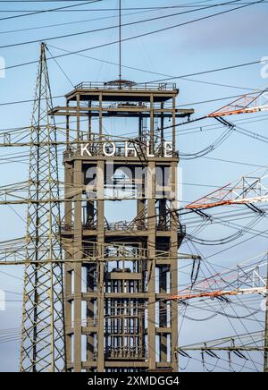 Intelaiatura della precedente miniera Walsum in disuso, piloni elettrici della centrale a carbone STEAG Duisburg Walsum, sul Reno, Duisburg Foto Stock