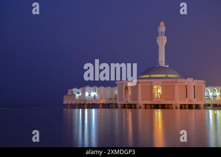 Vista notturna della Moschea al Rahmah (Moschea galleggiante) a Jeddah Foto Stock