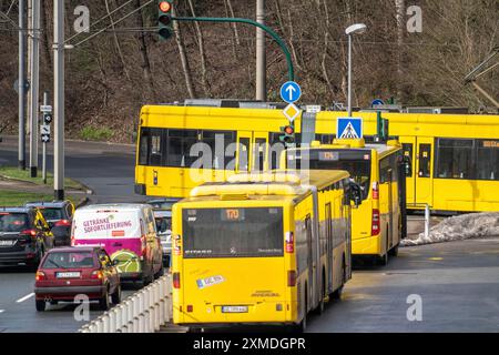 Tram della Ruhrbahn, alla stazione S-Bahn di Essen-Steele, interfaccia tra il trasporto ferroviario e le linee del tram e degli autobus, a Essen, Renania settentrionale-Vestfalia, Germania Foto Stock