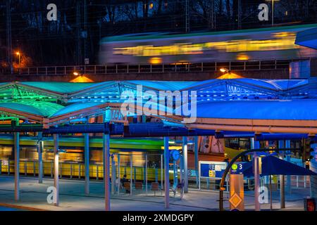 Tram della Ruhrbahn, alla stazione S-Bahn di Essen-Steele, interfaccia tra il trasporto ferroviario e le linee del tram e degli autobus, a Essen, Renania settentrionale-Vestfalia, Germania Foto Stock