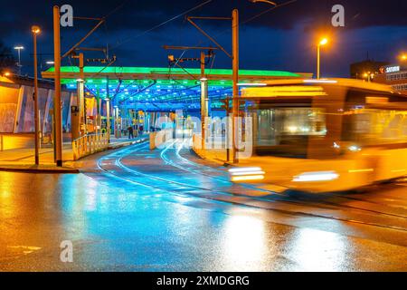 Tram della Ruhrbahn, alla stazione S-Bahn di Essen-Steele, interfaccia tra il trasporto ferroviario e le linee del tram e degli autobus, a Essen, Renania settentrionale-Vestfalia, Germania Foto Stock