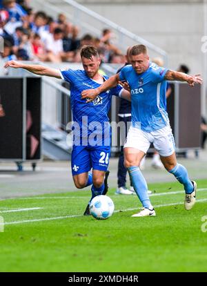 Matthias Bader (SV Darmstadt 98, #26) im Zweikampf mit Milan van Ewijk (Coventry City, #27), GER, SV Darmstadt 98 vs. Coventry City, Fussball, Testspiel, Saison 2024/2025, 27.07.2024 foto: Eibner-Pressefoto/Florian Wiegand Foto Stock