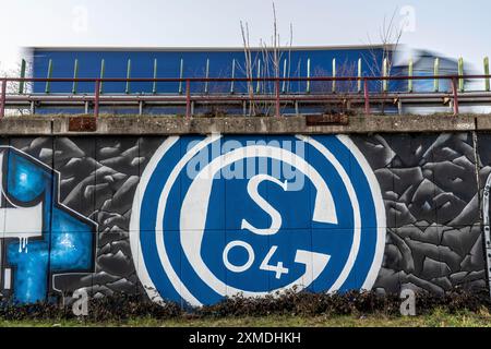 Murale di grande formato, graffiti, della scena dei fan di Schalke, sotto l'autostrada A42, uscita Gelsenkirchen-Schalke, Ruhrpott Romantik, Gelsenkirchen, North RH Foto Stock