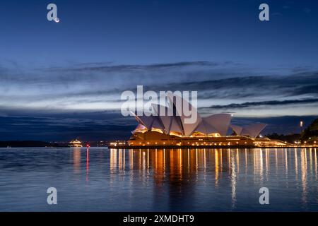 L'Opera House all'alba nel porto di Sydney, Australia, NSW. Foto Stock